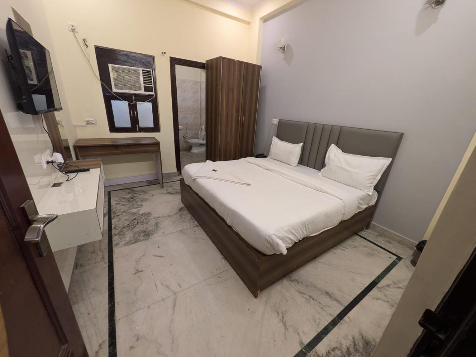 Hotel Vegas Corporate Suites Noida Esterno foto