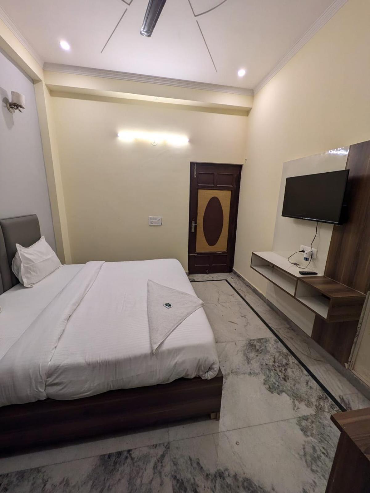 Hotel Vegas Corporate Suites Noida Esterno foto