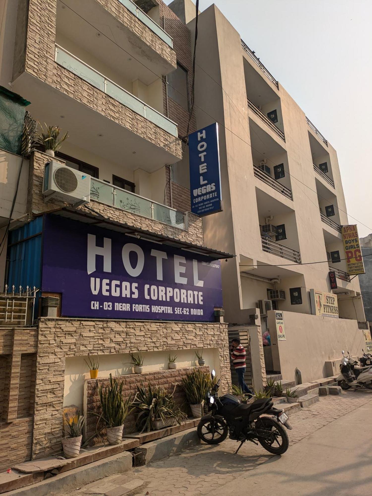 Hotel Vegas Corporate Suites Noida Esterno foto