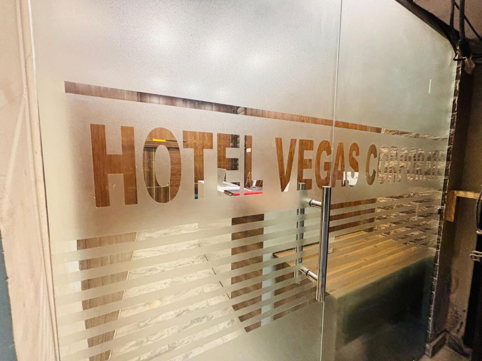 Hotel Vegas Corporate Suites Noida Esterno foto