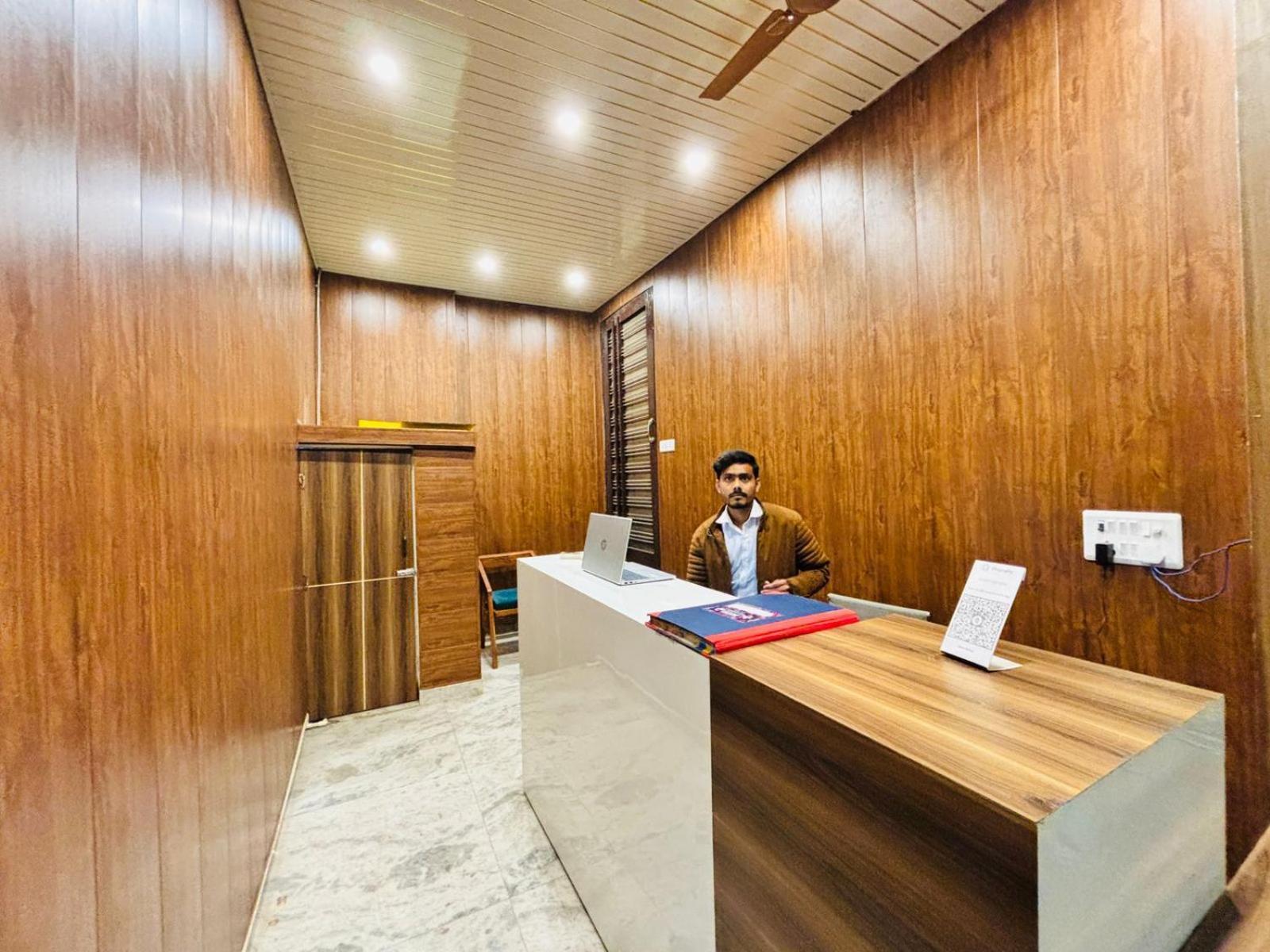 Hotel Vegas Corporate Suites Noida Esterno foto